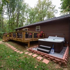 Chipmunk Hollow | Hot Tub, Grill & Fire Table