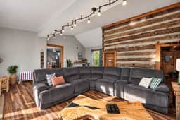 The Royal Cabin | Private Getaway w/ Hot Tub - Image 5