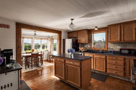 Valley View Farmhouse · Hot Tub, Fenced Pasture - Image 4