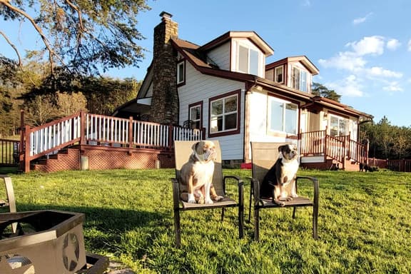 Starlight Farmhouse | Dog-Friendly + Mountain View - Image 1